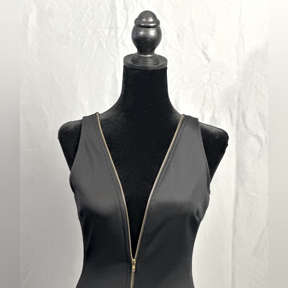 🔥 Sleek Black Sleeveless Dress with Front Zipper – Curve-Hugging & Stylish!